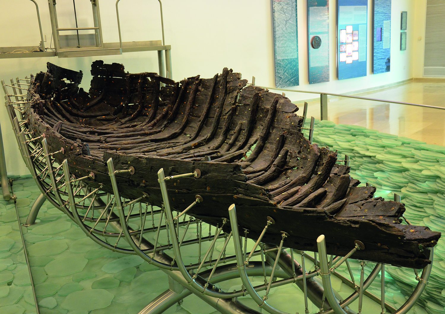 Antikes Boot im Igal-Alon-Center
